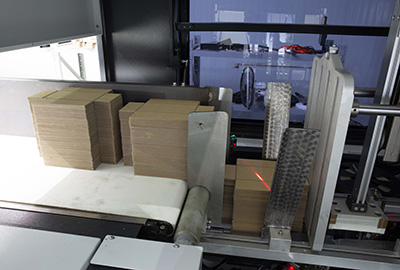 獨創的紙板預堆裝置